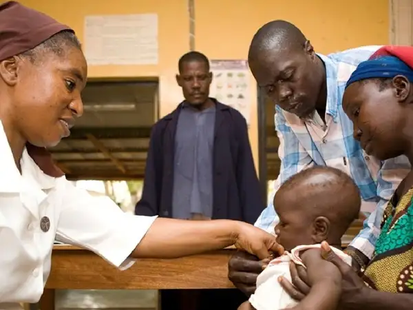 Africa - Nigeria - Nurse with child